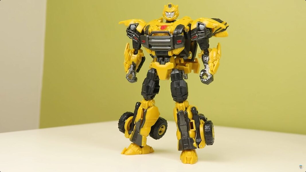 Image Of Reactive Bumblebee & Starscream 2 Pack In Hand From Transformers Game Toys  (5 of 37)